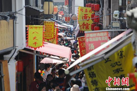 游客在上海新场古镇游玩。 殷立勤 摄