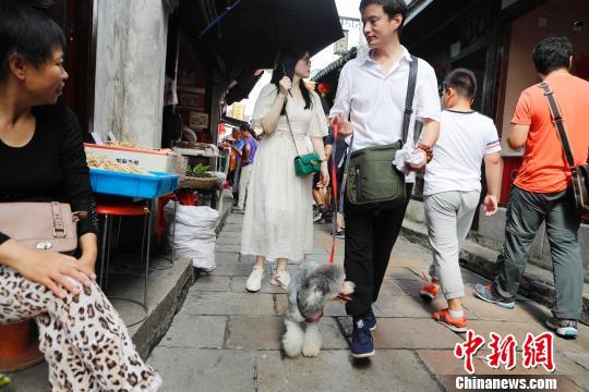 游客在上海新场古镇游玩。　殷立勤 摄