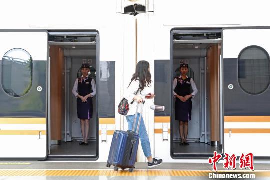 动车组列车员等待旅客的到来。 殷立勤 摄