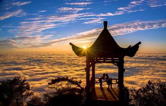 天岳幕阜山“问天台”云海晚霞