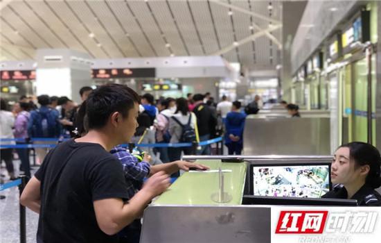 为旅客提供问询、引导服务。