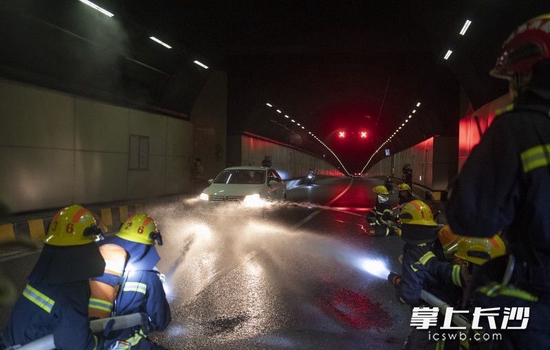 消防队员正在进行灭火。长沙晚报全媒体记者 邹麟 实习生 易斯陶 摄影报道
