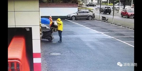 暖心！湖南和全国多地消防队收到神秘外卖 留言看哭了