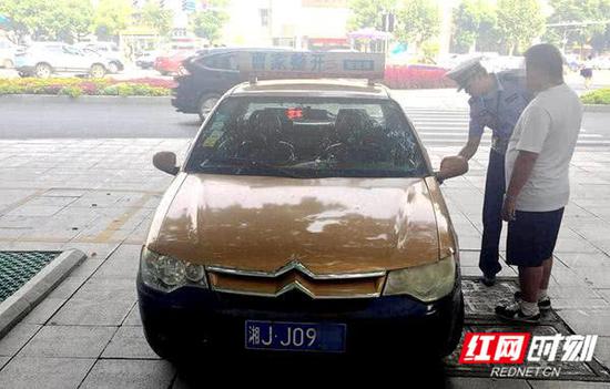 民警查获的冒牌出租车。