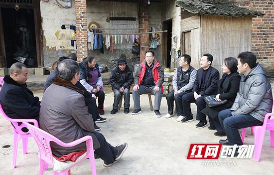 在冬日暖阳里,观坪村一片其乐融融的景象。