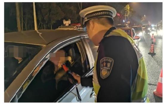 深夜查酒驾 岳阳百名“酒司机”被逮