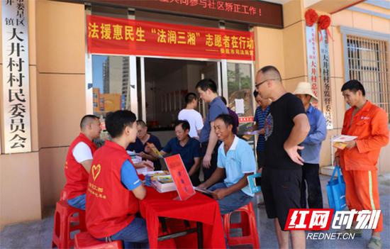 志愿者在娄星区石井镇大井村为村民开展法律咨询。