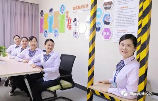 袁青和同事们在进行文明优质服务训练。