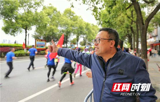 “为选手点赞,为衡阳点赞。”(摄影 刘欣荣)