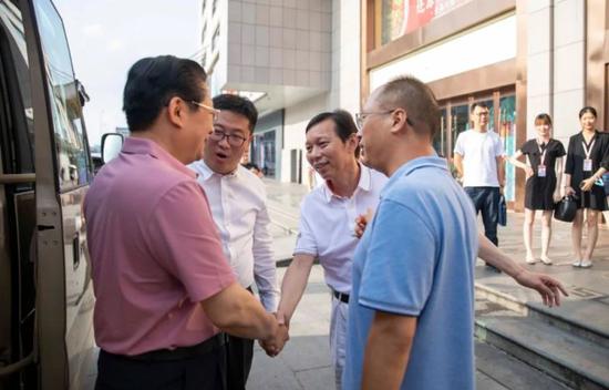 (图中从左至右分别是驻马店市长朱是西、长沙市副市长彭楠、万家丽集团董事长黄志明、芙蓉区区长周春晖)