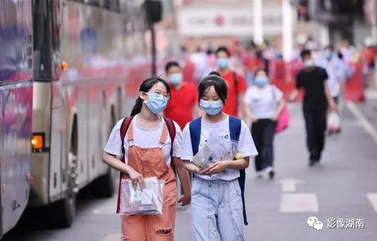 高考长沙市天心区长郡中学考点，考生从容走向考点。湖南日报记者 童迪 摄