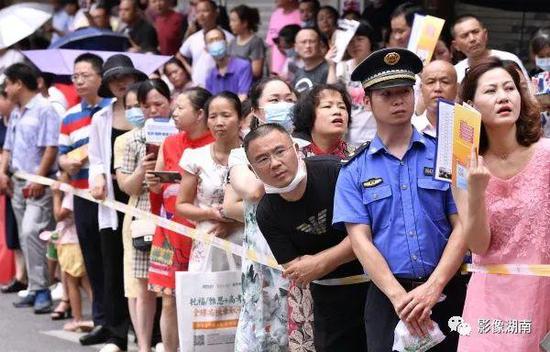 高考长沙市天心区长郡中学考点外，家长翘首期盼。湖南日报记者 童迪 摄