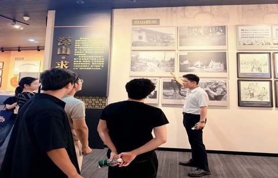 图丨参观向家村村史馆