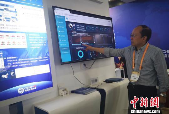 长沙赛搏机器智能有限公司董事长周翔介绍公司智能化产品。　刘曼 摄