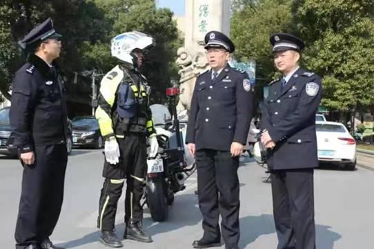1月1日,南岳牌坊,胡志文副市长(右二)督导元旦假期安保工作(图文由南岳分局张选华提供)