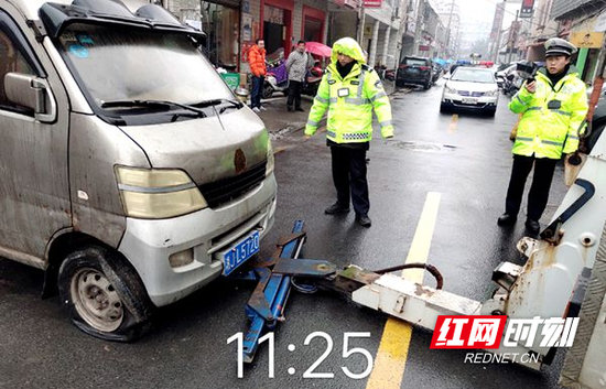 民警依法拖移“僵尸车”。