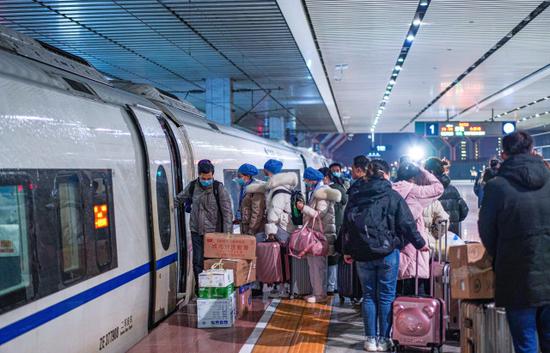 朱华波和湖南医疗队在长沙火车南站上高铁