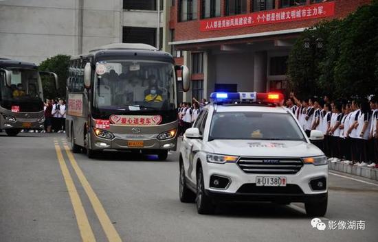  高考第一天，凤凰县崇文中学校门口，师生、职工、家长夹道欢送高考学生赴考点，为高考学子鼓劲、加油。滕建康 摄