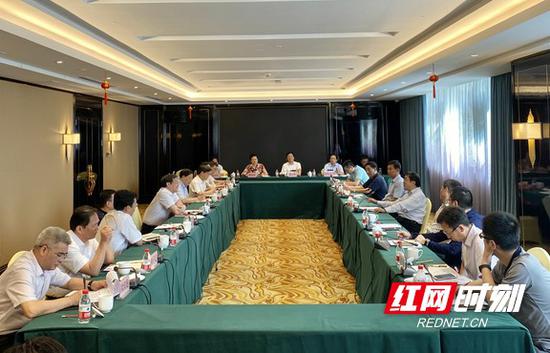 7月14日下午,杜家毫在岳阳与国家防总工作组组长、自然资源部副部长凌月明一行座谈。