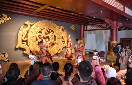长沙方特东方神画开展“楚风踏歌行”活动,游客正在《屈原》主题景区欣赏文艺节目表演