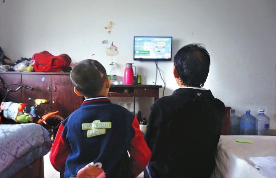 谈到妈妈,脑瘫男孩收起了笑容