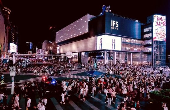 游客在长沙市五一广场商圈游玩。图/李志