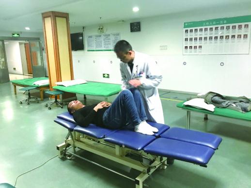 12月12日晚上，长沙市第一医院康复医学科副主任医师肖乐正在给患者提供治疗。记者张洋银摄
