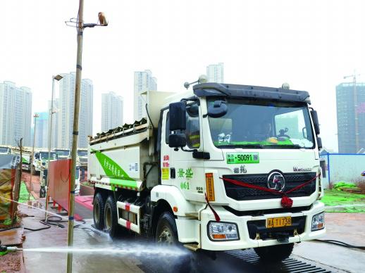　　已经安装“长沙市城区渣土运输车辆专用标识牌”的车辆。受访者供图