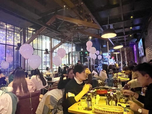 （1月7日，在长沙市五一大道一家音乐餐吧内，融入团购活动后座无虚席。三湘都市报全媒体记者 周可 摄）