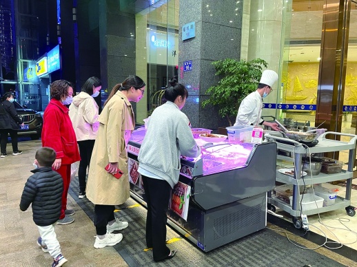 4月18日晚，长沙开福区顺天·黄金海岸大酒店摆出了卤味摊，是酒店补充堂食营业额的新方式。