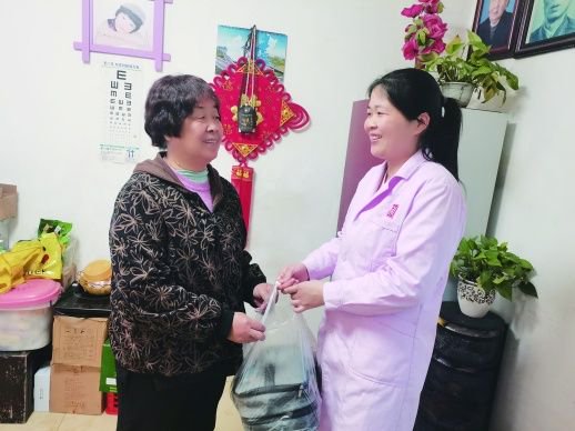 3月8日，长沙市天心区天剑社区，廖化季打电话点餐后，很快便收到了社区养老服务中心送来的热饭热菜。