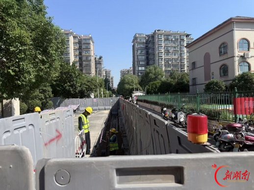 长沙市岳麓区麓枫和苑（二期）燃气管网改造工程现场，施工人员正在紧张作业。