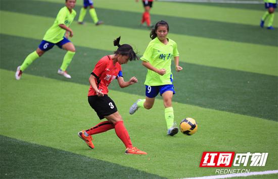 省运会青少年乙组足球衡阳女队与湘潭女队正在激烈比拼。
