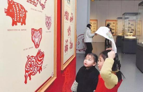 “金猪拱福——己亥新春生肖文物联展”在长沙博物馆展出，受到孩子们热烈欢迎