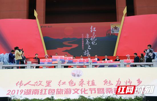 桑植县10名“脱贫之星”获赠首批惠民卡。