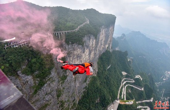 (翼装飞行运动员从天门山一跃而下。向韬 摄)
