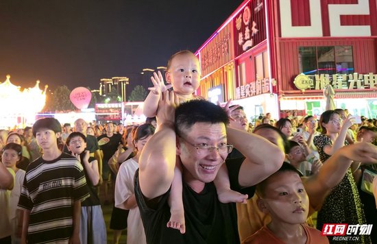 父亲肩头的萌娃,也被这精彩一幕震撼。