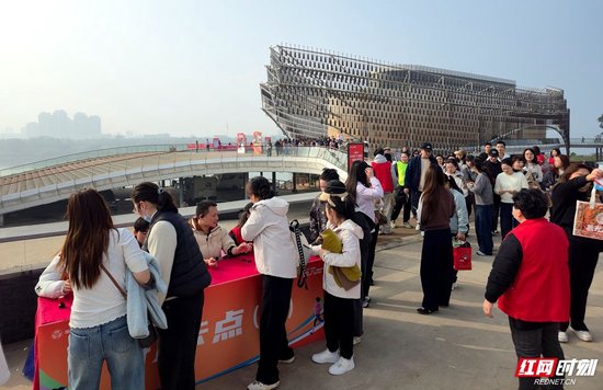 大家在沿江风景点签到打卡。