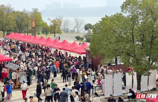 湖光山色与活动人气相得益彰。