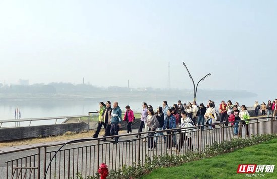 市民一边徒步，一边欣赏沿途春景。