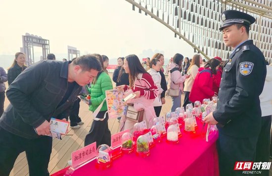 活动在轮船码头设置普法主题展示区。