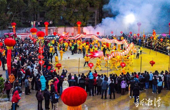 传承150余年的壶天火龙灯。（通讯员 李永林 摄）