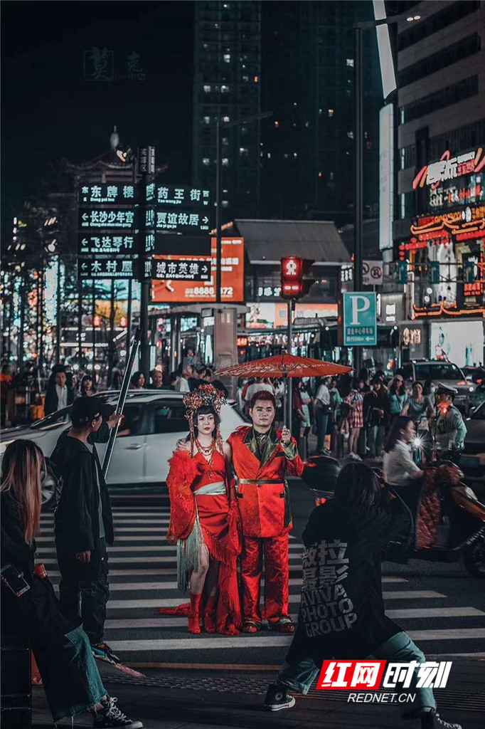 步行街晚上依旧灯火辉煌、人潮拥挤,拍婚纱照的新人在人流中十分亮眼。据不完全统计,五一商圈的夜间消费已经达到了70%以上。图/莫克