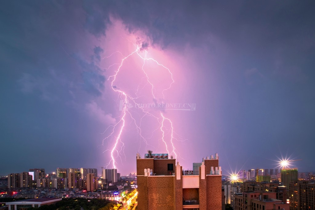 宁乡，粉色闪电照亮城市，浪漫又震撼。图/莫克