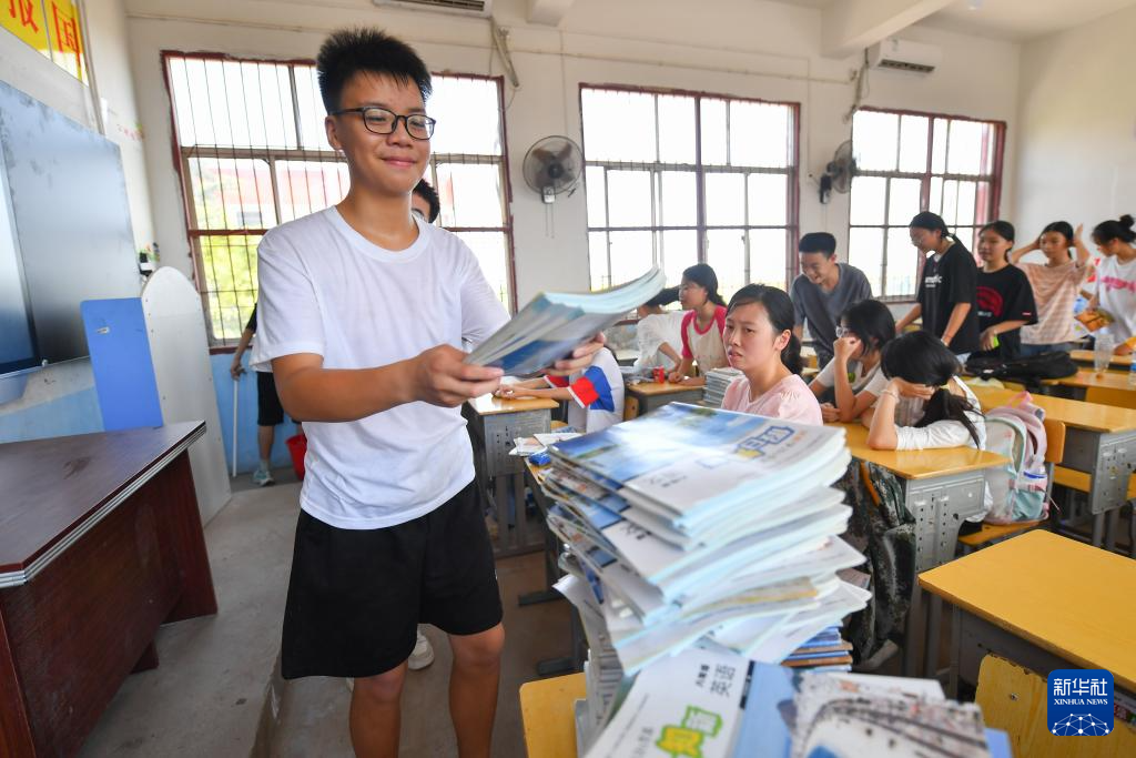 9月1日，在湖南华容团洲学校，学生上交暑期作业。新华社记者 陈泽国 摄