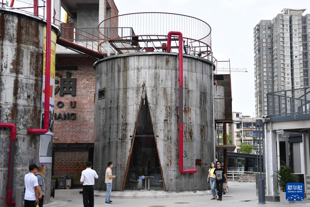 7月13日,游客在长沙油脂厂参观游玩。