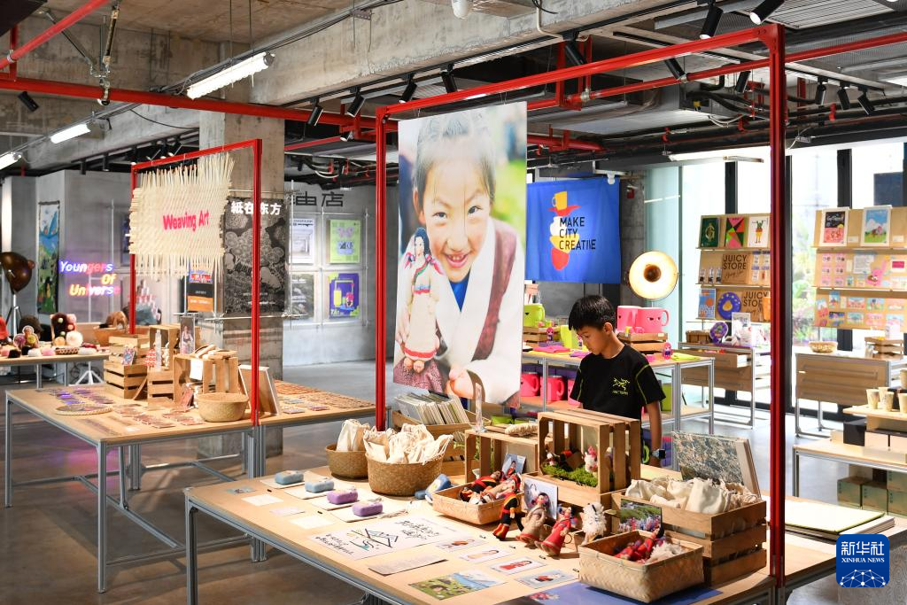 7月13日,小朋友在长沙油脂厂艺术商店内挑选商品。