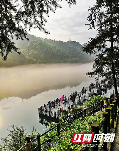 东江湖景区，通过预约入园的游客们被美景陶醉。通过分时段预约，观景台的人流已不再密集。