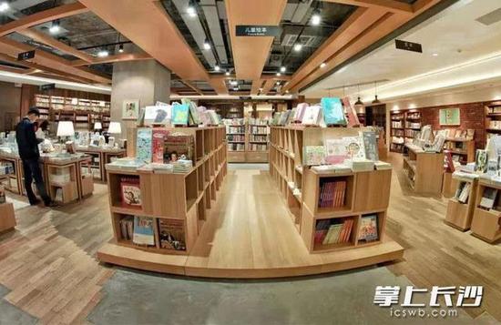 ▲德思勤24小时书店，是点亮长沙人文化生活的一盏夜灯