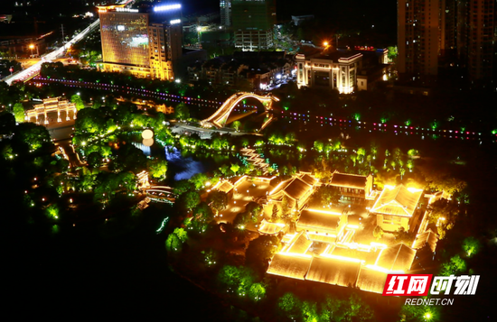 郴州八点半，夜空最闪亮。（黄建华 摄）
